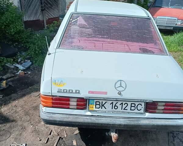 Белый Мерседес 190, объемом двигателя 2.5 л и пробегом 300 тыс. км за 1100 $, фото 1 на Automoto.ua