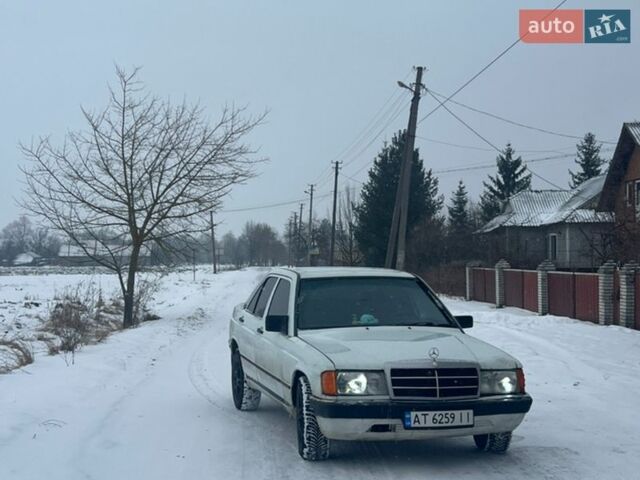 Белый Мерседес 190, объемом двигателя 2 л и пробегом 375 тыс. км за 1850 $, фото 1 на Automoto.ua