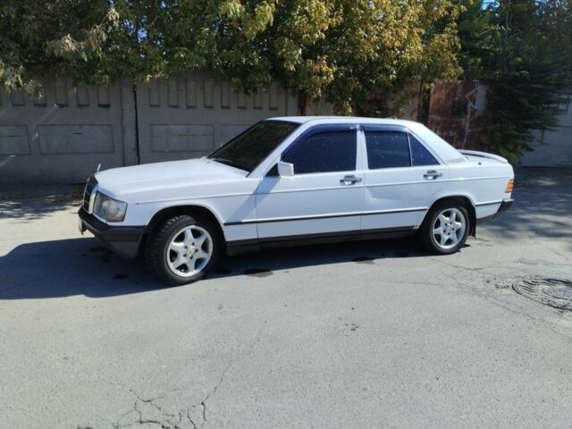 Білий Мерседес 190, об'ємом двигуна 2 л та пробігом 400 тис. км за 1700 $, фото 1 на Automoto.ua