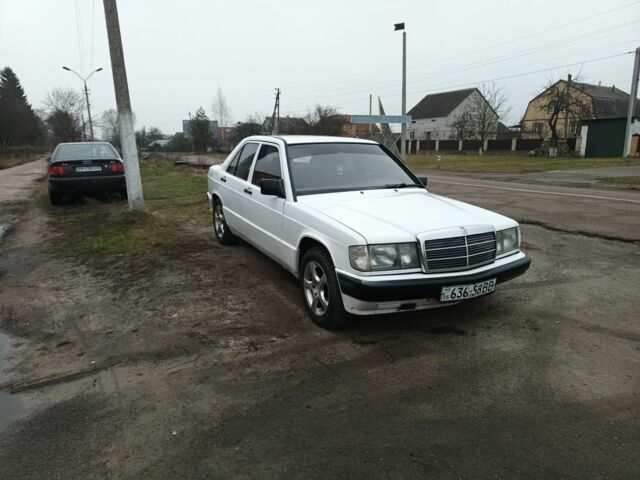 Белый Мерседес 190, объемом двигателя 2 л и пробегом 320 тыс. км за 2250 $, фото 1 на Automoto.ua