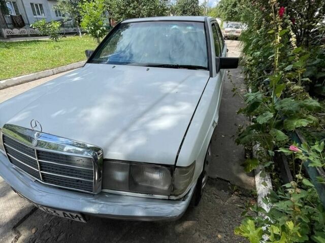 Белый Мерседес 190, объемом двигателя 2 л и пробегом 300 тыс. км за 1302 $, фото 1 на Automoto.ua