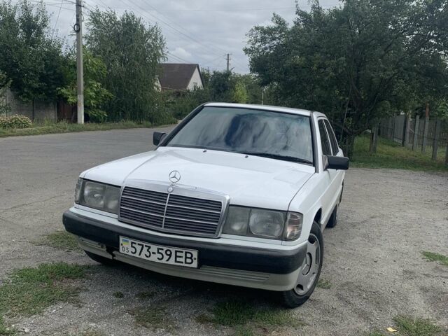 Белый Мерседес 190, объемом двигателя 1.8 л и пробегом 337 тыс. км за 3000 $, фото 1 на Automoto.ua