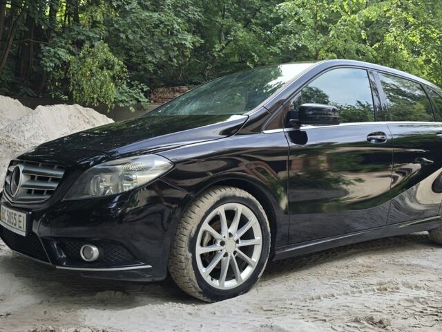Чорний Мерседес 190, об'ємом двигуна 1.8 л та пробігом 240 тис. км за 10029 $, фото 1 на Automoto.ua