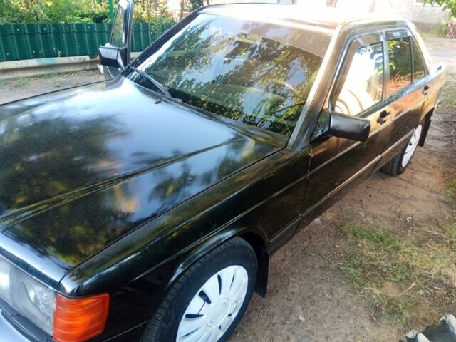 Черный Мерседес 190, объемом двигателя 2 л и пробегом 250 тыс. км за 1500 $, фото 1 на Automoto.ua