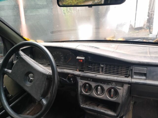 Черный Мерседес 190, объемом двигателя 2 л и пробегом 500 тыс. км за 900 $, фото 1 на Automoto.ua