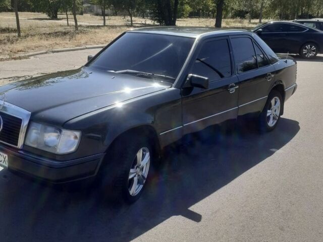 Черный Мерседес 190, объемом двигателя 2 л и пробегом 200 тыс. км за 3200 $, фото 1 на Automoto.ua