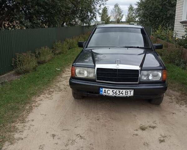 Чорний Мерседес 190, об'ємом двигуна 1.8 л та пробігом 233 тис. км за 2600 $, фото 1 на Automoto.ua