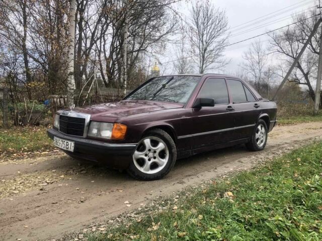 Красный Мерседес 190, объемом двигателя 2 л и пробегом 600 тыс. км за 950 $, фото 1 на Automoto.ua