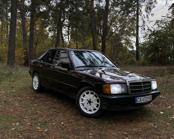 Красный Мерседес 190, объемом двигателя 2 л и пробегом 299 тыс. км за 2700 $, фото 1 на Automoto.ua