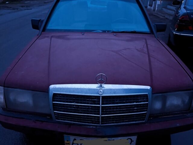 Красный Мерседес 190, объемом двигателя 2 л и пробегом 300 тыс. км за 1000 $, фото 1 на Automoto.ua