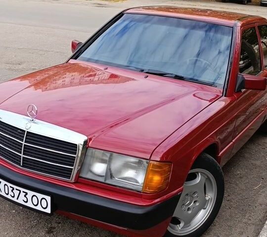 Красный Мерседес 190, объемом двигателя 2 л и пробегом 230 тыс. км за 3100 $, фото 1 на Automoto.ua