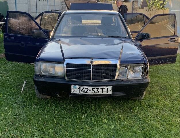 Синий Мерседес 190, объемом двигателя 2 л и пробегом 400 тыс. км за 1400 $, фото 1 на Automoto.ua