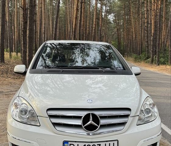 Білий Мерседес 200, об'ємом двигуна 2 л та пробігом 216 тис. км за 7638 $, фото 1 на Automoto.ua