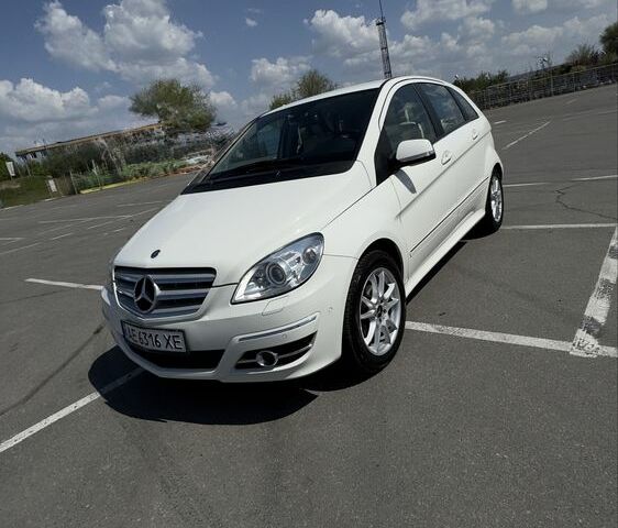 Белый Мерседес 200, объемом двигателя 2 л и пробегом 117 тыс. км за 9500 $, фото 1 на Automoto.ua