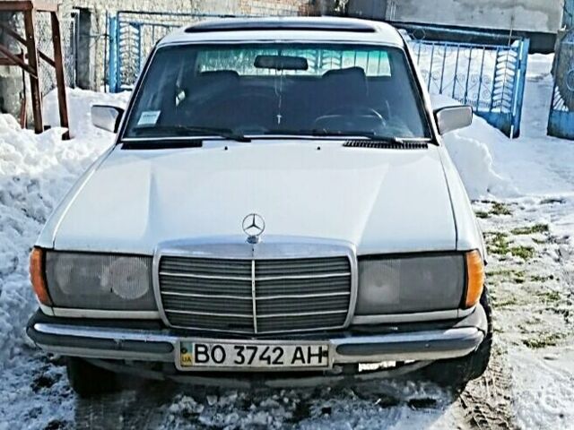 Белый Мерседес 200, объемом двигателя 2 л и пробегом 150 тыс. км за 1700 $, фото 1 на Automoto.ua