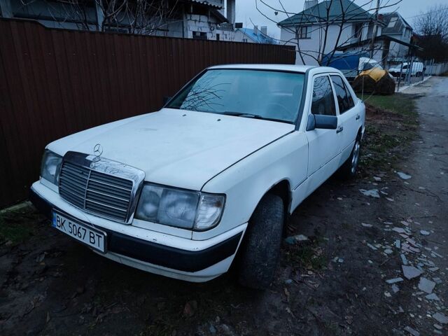 Белый Мерседес 200, объемом двигателя 2 л и пробегом 540 тыс. км за 1450 $, фото 1 на Automoto.ua