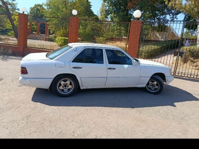 Белый Мерседес 200, объемом двигателя 2 л и пробегом 344 тыс. км за 2100 $, фото 1 на Automoto.ua