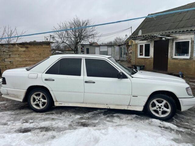 Белый Мерседес 200, объемом двигателя 2 л и пробегом 560 тыс. км за 1600 $, фото 1 на Automoto.ua