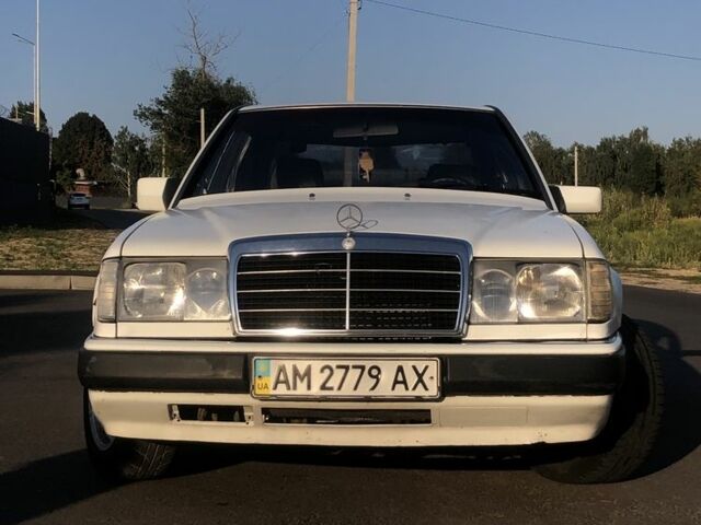 Белый Мерседес 200, объемом двигателя 2 л и пробегом 300 тыс. км за 1400 $, фото 1 на Automoto.ua