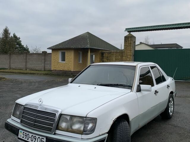 Білий Мерседес 200, об'ємом двигуна 2 л та пробігом 400 тис. км за 1200 $, фото 1 на Automoto.ua