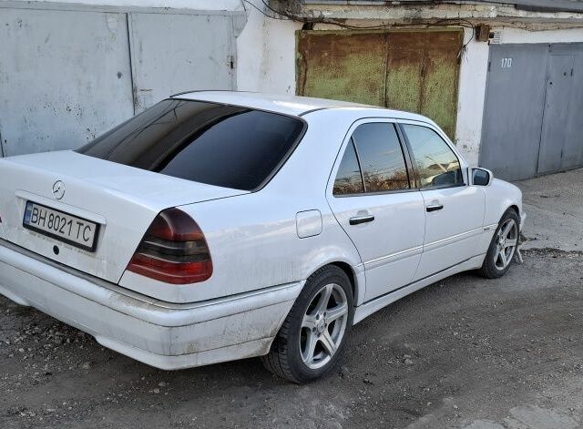 Білий Мерседес 200, об'ємом двигуна 2 л та пробігом 470 тис. км за 5000 $, фото 1 на Automoto.ua