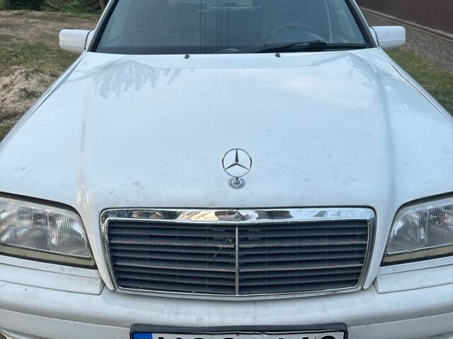Белый Мерседес 200, объемом двигателя 2.7 л и пробегом 330 тыс. км за 1600 $, фото 1 на Automoto.ua