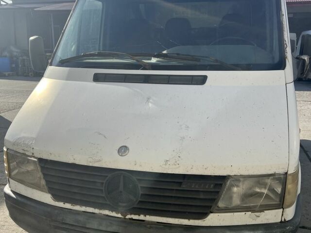 Белый Мерседес 200, объемом двигателя 2.9 л и пробегом 951 тыс. км за 4000 $, фото 1 на Automoto.ua