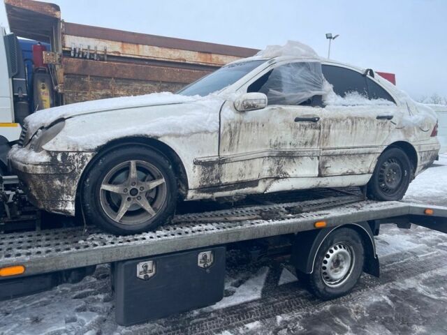 Белый Мерседес 200, объемом двигателя 2.2 л и пробегом 3 тыс. км за 931 $, фото 1 на Automoto.ua