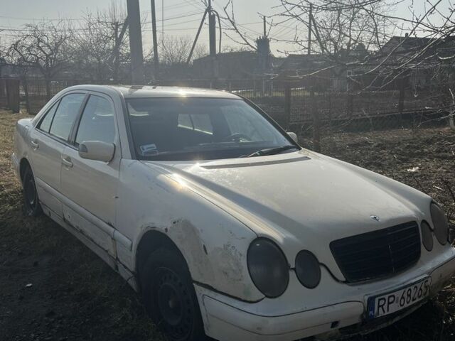 Білий Мерседес 200, об'ємом двигуна 2 л та пробігом 200 тис. км за 100 $, фото 1 на Automoto.ua