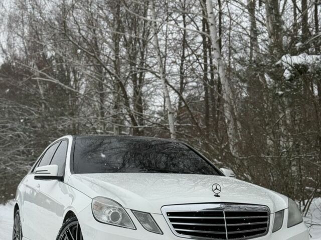 Белый Мерседес 200, объемом двигателя 2.1 л и пробегом 230 тыс. км за 12999 $, фото 1 на Automoto.ua