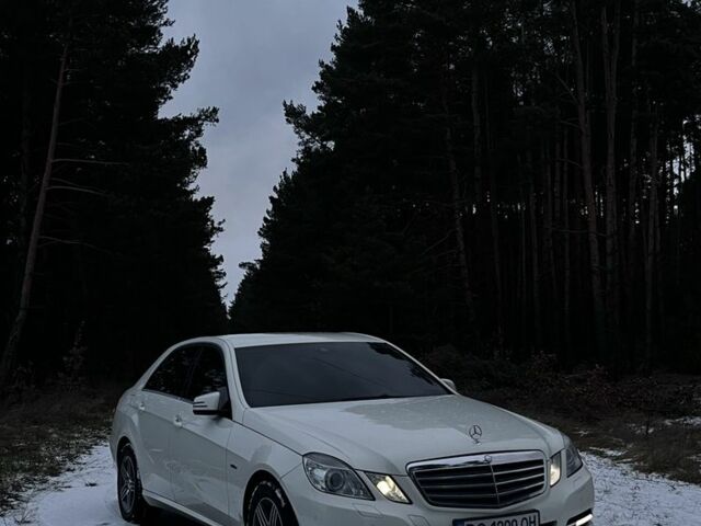 Білий Мерседес 200, об'ємом двигуна 2.1 л та пробігом 400 тис. км за 12800 $, фото 1 на Automoto.ua