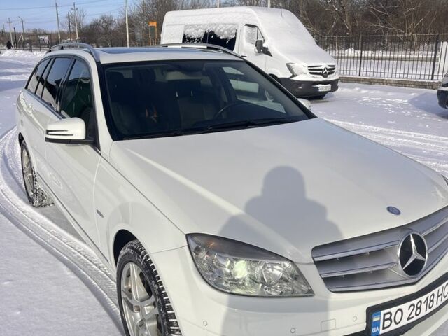 Белый Мерседес 200, объемом двигателя 2.2 л и пробегом 290 тыс. км за 9500 $, фото 1 на Automoto.ua