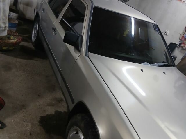 Бежевий Мерседес 200, об'ємом двигуна 2 л та пробігом 450 тис. км за 2000 $, фото 1 на Automoto.ua