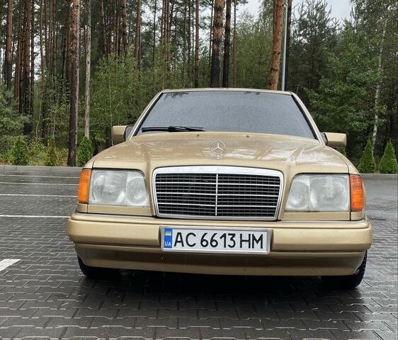 Бежевий Мерседес 200, об'ємом двигуна 2 л та пробігом 337 тис. км за 3200 $, фото 1 на Automoto.ua