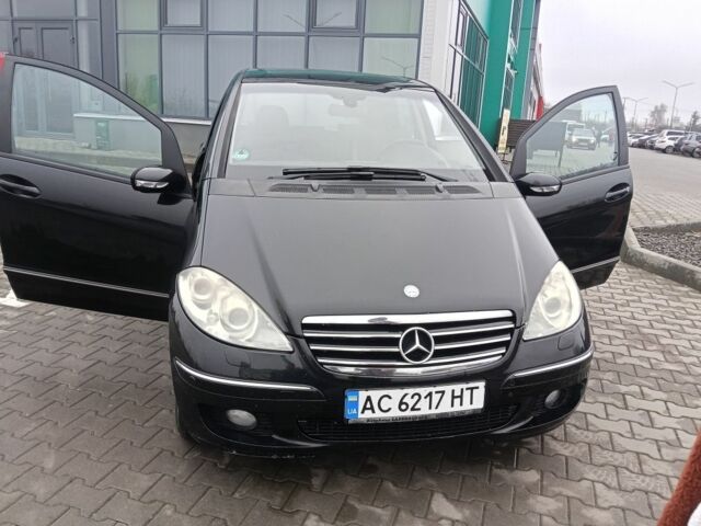 Черный Мерседес 200, объемом двигателя 2 л и пробегом 17 тыс. км за 5200 $, фото 1 на Automoto.ua