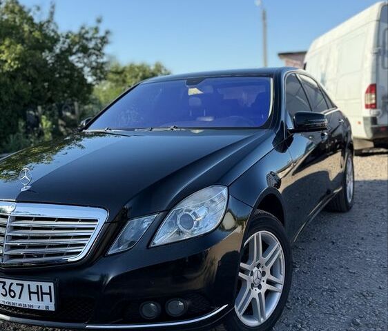 Чорний Мерседес 200, об'ємом двигуна 2.1 л та пробігом 275 тис. км за 8500 $, фото 1 на Automoto.ua
