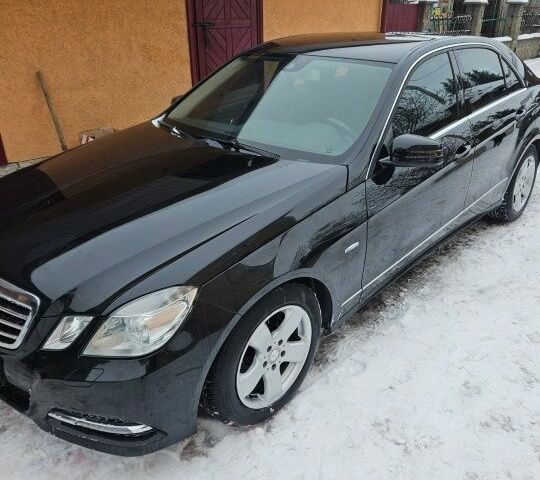 Чорний Мерседес 200, об'ємом двигуна 2 л та пробігом 218 тис. км за 11050 $, фото 1 на Automoto.ua