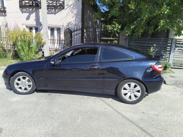 Черный Мерседес 200, объемом двигателя 2.1 л и пробегом 450 тыс. км за 3900 $, фото 1 на Automoto.ua