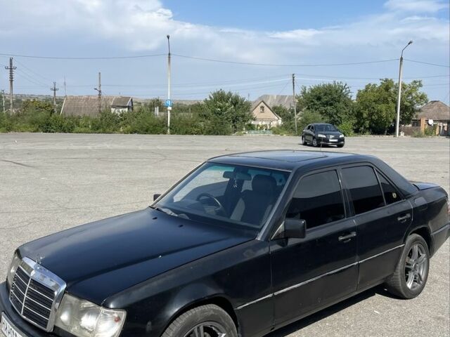 Черный Мерседес 200, объемом двигателя 2 л и пробегом 350 тыс. км за 2000 $, фото 1 на Automoto.ua