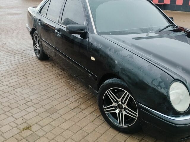 Черный Мерседес 200, объемом двигателя 2 л и пробегом 330 тыс. км за 2500 $, фото 1 на Automoto.ua