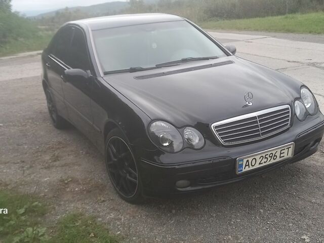 Чорний Мерседес 200, об'ємом двигуна 2 л та пробігом 385 тис. км за 3900 $, фото 1 на Automoto.ua