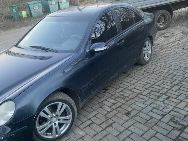 Чорний Мерседес 200, об'ємом двигуна 2.1 л та пробігом 450 тис. км за 3250 $, фото 1 на Automoto.ua