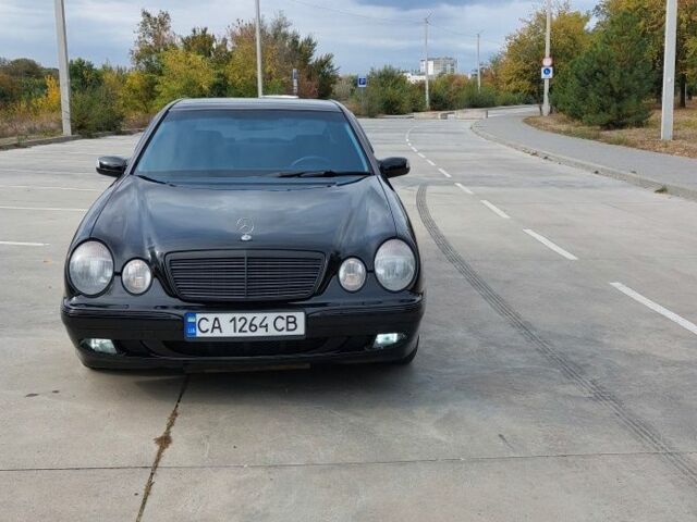 Чорний Мерседес 200, об'ємом двигуна 2 л та пробігом 375 тис. км за 5000 $, фото 1 на Automoto.ua