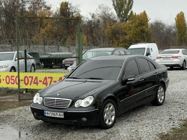 Чорний Мерседес 200, об'ємом двигуна 1.8 л та пробігом 212 тис. км за 5200 $, фото 1 на Automoto.ua