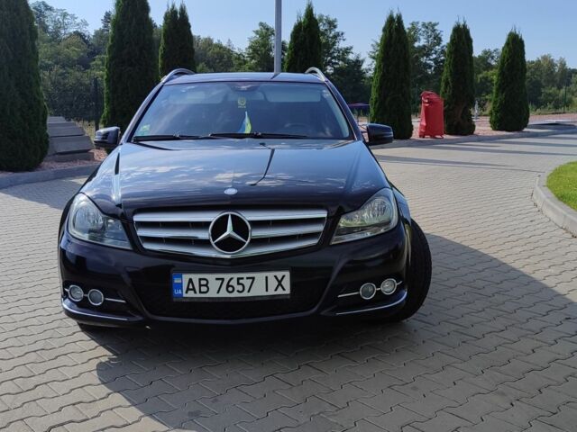 Черный Мерседес 200, объемом двигателя 2.1 л и пробегом 251 тыс. км за 8999 $, фото 1 на Automoto.ua