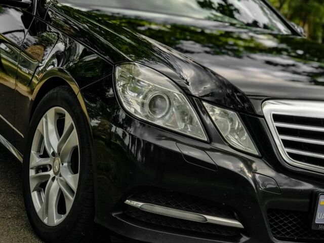 Черный Мерседес 200, объемом двигателя 2.1 л и пробегом 500 тыс. км за 10200 $, фото 1 на Automoto.ua