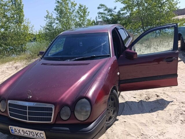 Красный Мерседес 200, объемом двигателя 2 л и пробегом 111 тыс. км за 1950 $, фото 1 на Automoto.ua