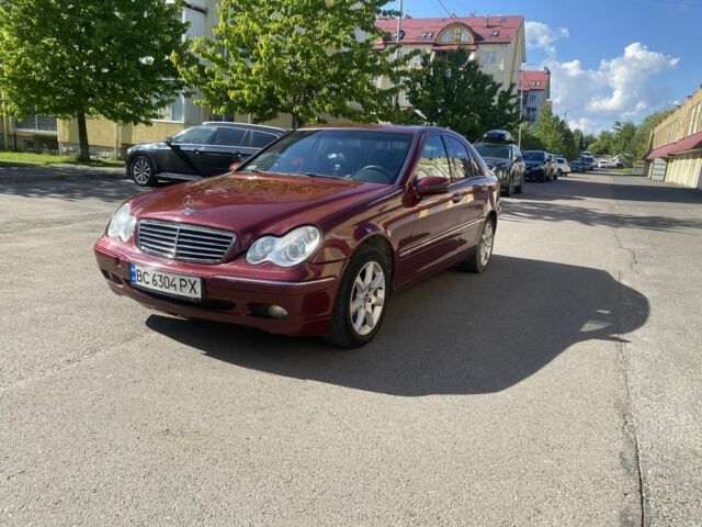 Красный Мерседес 200, объемом двигателя 2 л и пробегом 283 тыс. км за 4000 $, фото 1 на Automoto.ua
