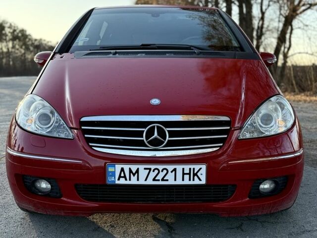 Красный Мерседес 200, объемом двигателя 2 л и пробегом 2 тыс. км за 5800 $, фото 1 на Automoto.ua