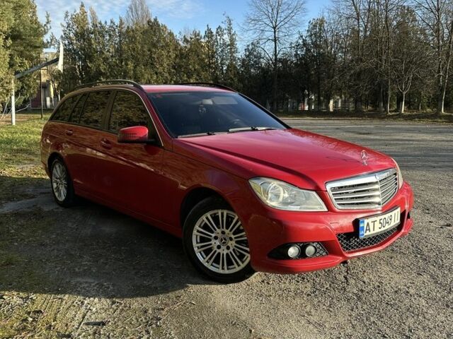 Красный Мерседес 200, объемом двигателя 2.1 л и пробегом 300 тыс. км за 11000 $, фото 1 на Automoto.ua
